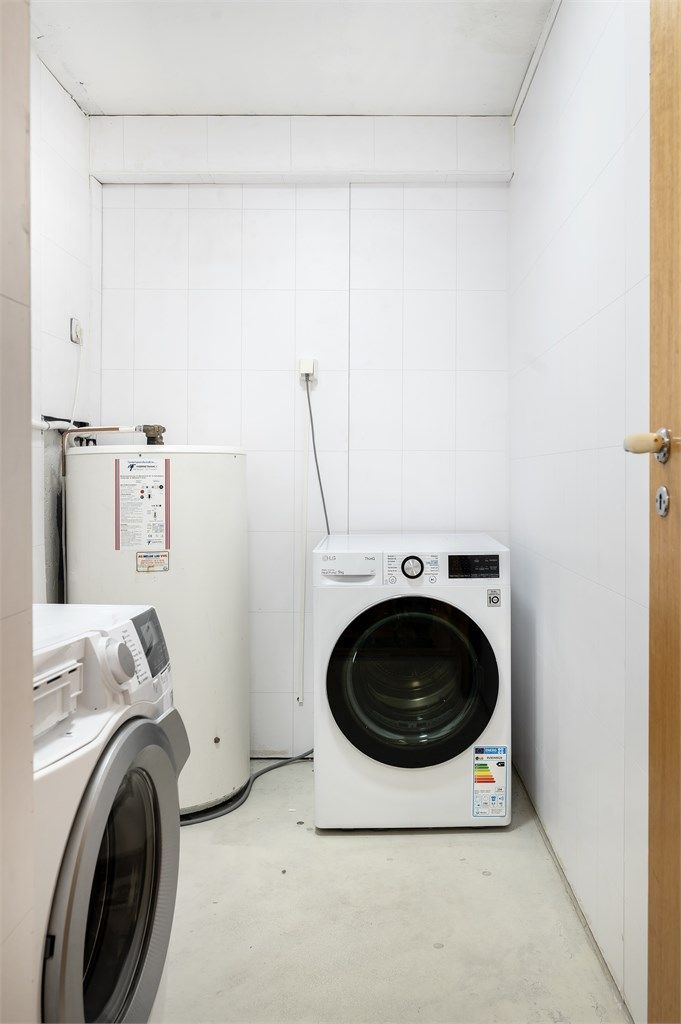 Separat vaskerom i kjeller med opplegg for vaskemaskin og en 200-liters varmtvannsbereder.
