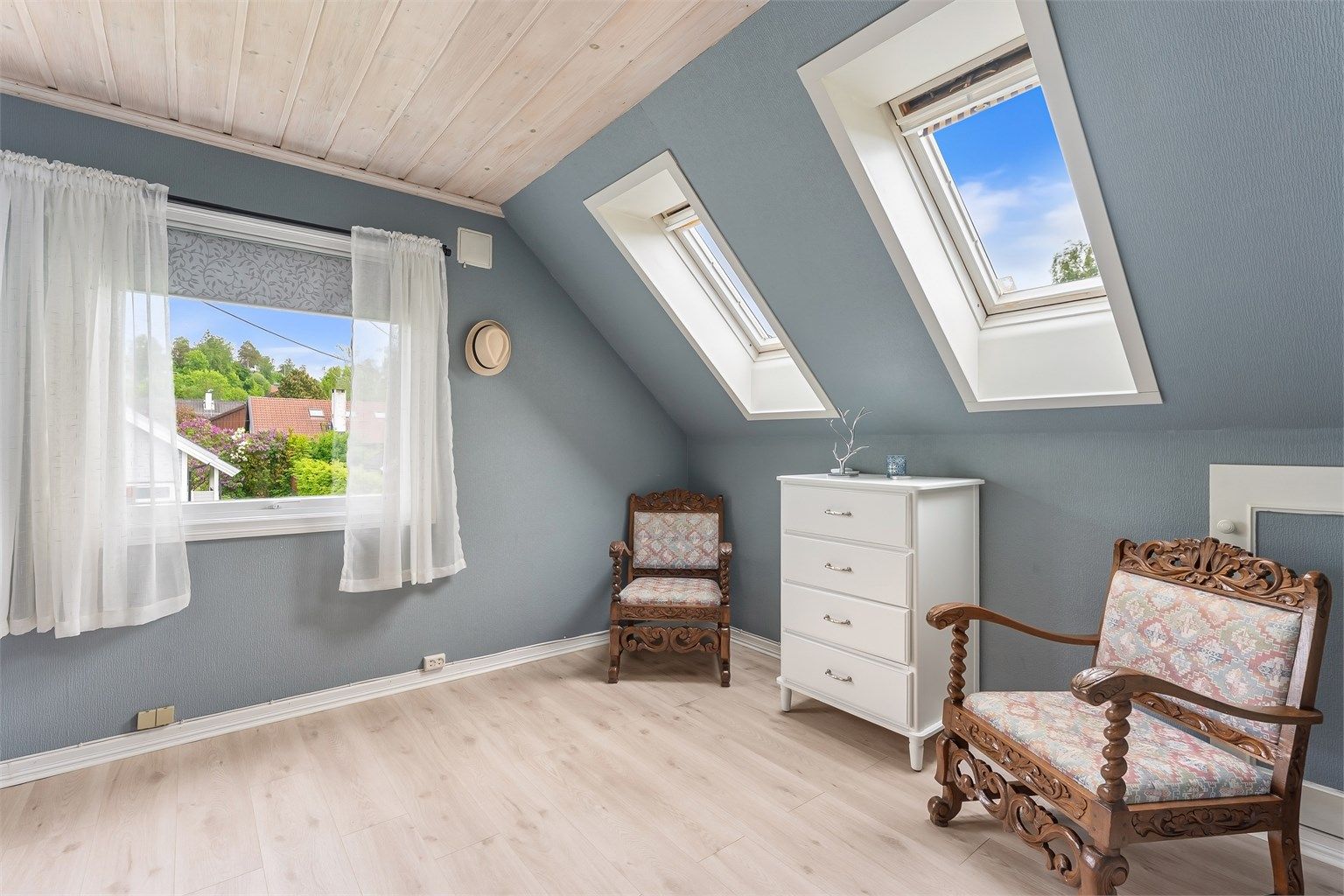 Takvinduer på soverommet slipper inn ekstra dagslys. Etasjen har skråtak, med en takhøyde fra 1,18 til 2,35 meter.
