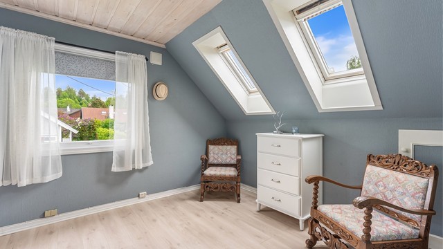 Takvinduer på soverommet slipper inn ekstra dagslys. Etasjen har skråtak, med en takhøyde fra 1,18 til 2,35 meter.