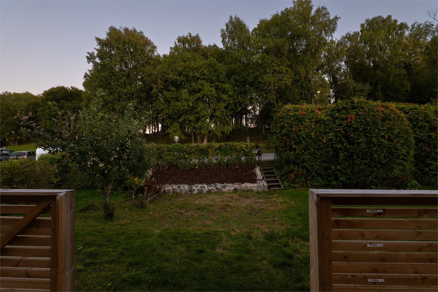 Foran terrassen disponerer boligen egen hageparsell, anlagt på det som per definisjon er fellesareal tilhørende borettslaget.
