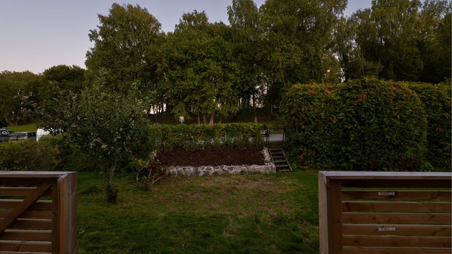 Foran terrassen disponerer boligen egen hageparsell, anlagt på det som per definisjon er fellesareal tilhørende borettslaget.