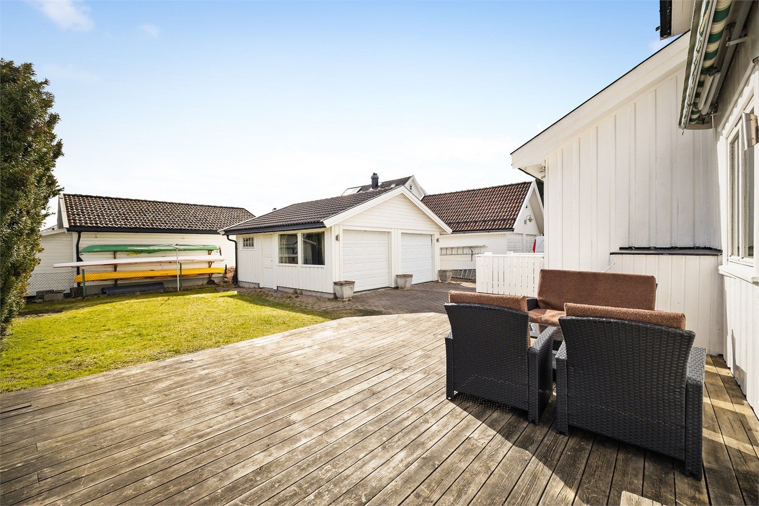 Flat tomt med stor terrasse platting og gode solforhold. 
Foto: Stine Jørgensen Prøitz