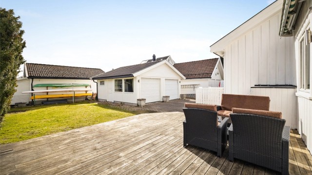 Flat tomt med stor terrasse platting og gode solforhold.
Foto: Stine Jørgensen Prøitz