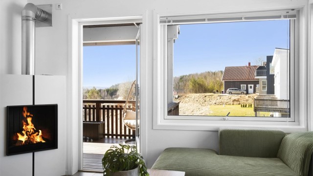 Store vinduer i stuen slipper inn mye naturlig lys.