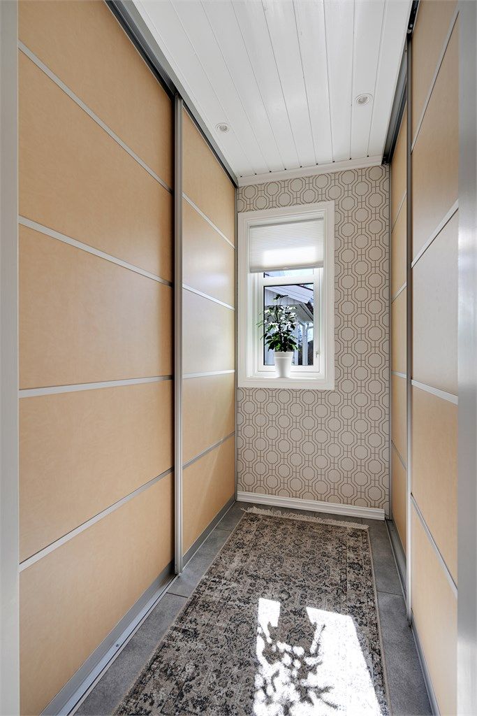 Praktisk garderoberom i tilknytning til hallen, med rikelig med oppbevaringsplass.