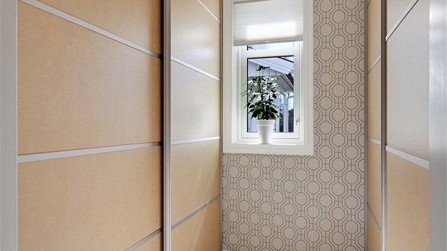 Praktisk garderoberom i tilknytning til hallen, med rikelig med oppbevaringsplass.