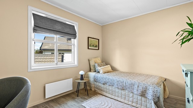 Soverom - pent soverom med god plass til seng - og skapinnredning - vindu orientert mot nordvest