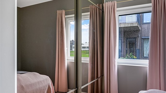 Skyvedørsgarderobe med speilfronter gir rikelig med lagringsplass og en god romfølelse.