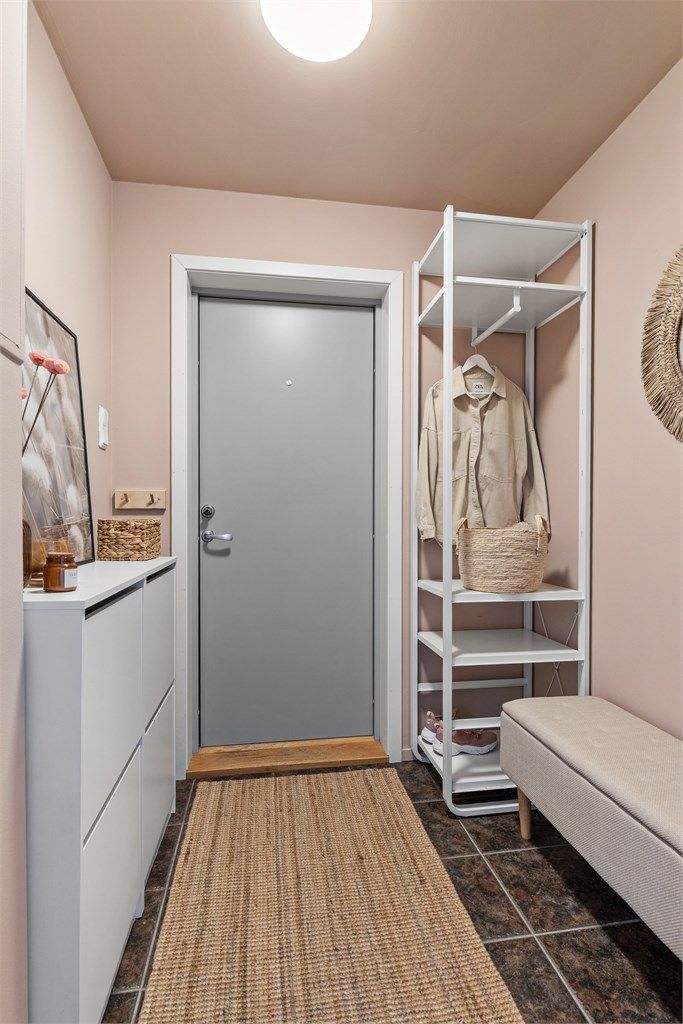 Entréen gir et umiddelbart godt førsteinntrykk og har plass til å henge fra seg sko og yttertøy.