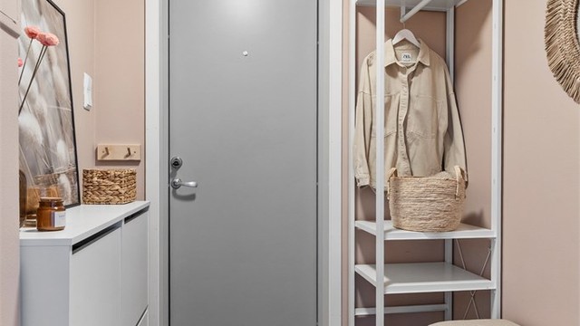 Entréen gir et umiddelbart godt førsteinntrykk og har plass til å henge fra seg sko og yttertøy.