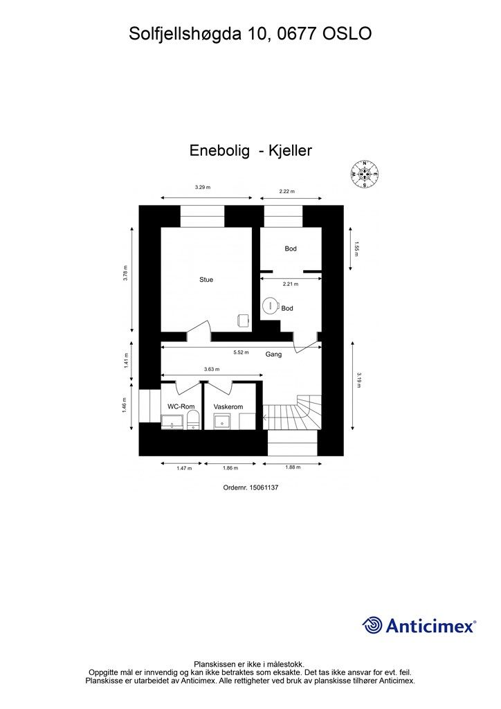 Kjelleren er innredet med gang, kjellerstue, vaskerom, wc-rom og to boder for lagring. (ikke godkjent for varig opphold - se punkt under "ferdigattest")