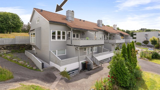 Boligen går over tre plan og har 2 soverom, klesbod brukt som gjesterom/soverom, 2 stuer, gjestewc, romslig og åpen stue. Egen balkong ut fra stue.
Parkering i lukket garasjeanlegg med el-bil lader .