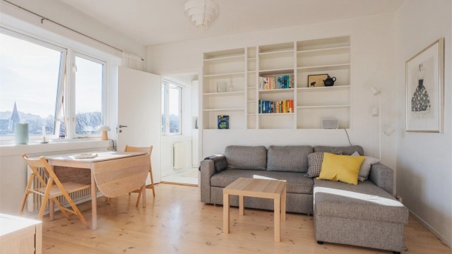 I stuen møtes du umiddelbart av de store, langsgående vinduer som slipper inn rikelig med naturlig lys og gir en lys og luftig romfølelse