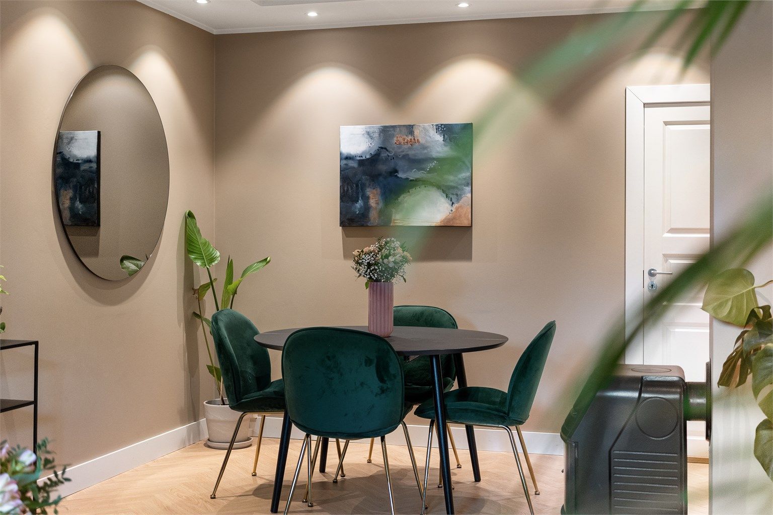 Spiseplassen ligger i naturlig tilknytning til stuen og er opplyst av innfelte downlights. Her er det duket for alt fra rolige søndagsfrokoster til lange, sosiale middager med venner og familie.