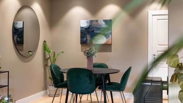 Spiseplassen ligger i naturlig tilknytning til stuen og er opplyst av innfelte downlights. Her er det duket for alt fra rolige søndagsfrokoster til lange, sosiale middager med venner og familie.