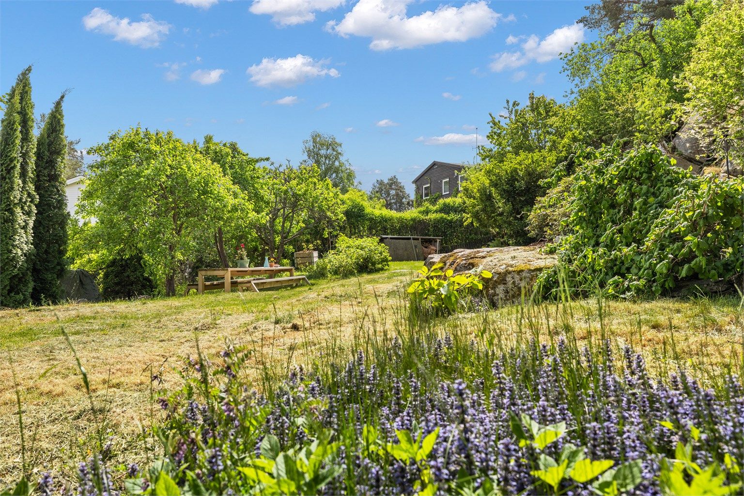 Tomten som tilhører denne boligen er pent opparbeidet med gressplen, prydbusker, trær og variert beplantning. Hagen fremstår som et frodig og innbydende uteområde med god skjerming.