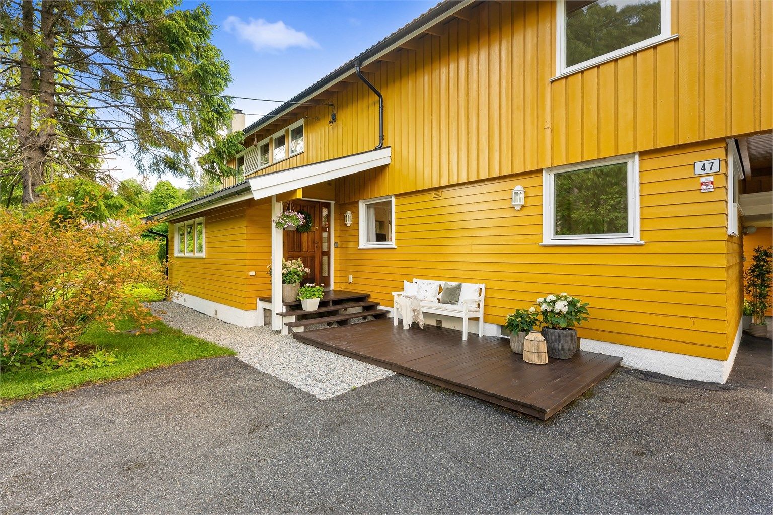 Eiendommen ligger i et veletablert og rolig villaområde på Øvre Billingstad.