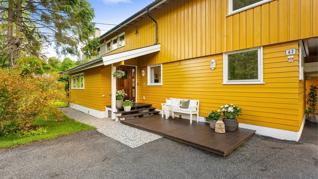 Eiendommen ligger i et veletablert og rolig villaområde på Øvre Billingstad.