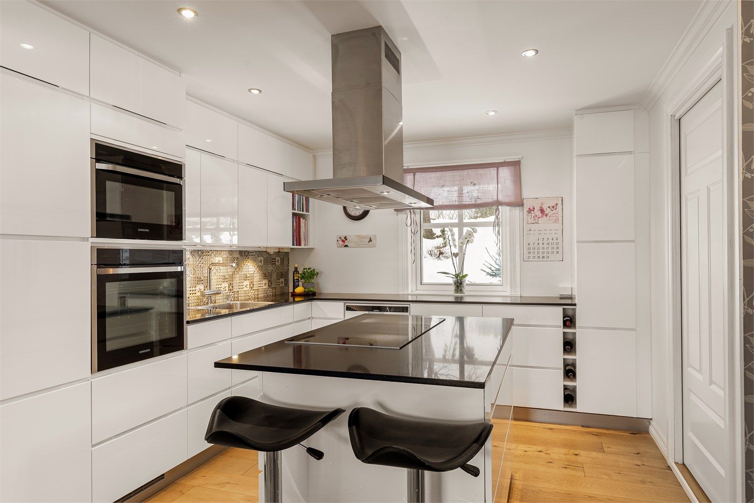 Pent og velutstyrt kjøkken med integrerte hvitevarer 