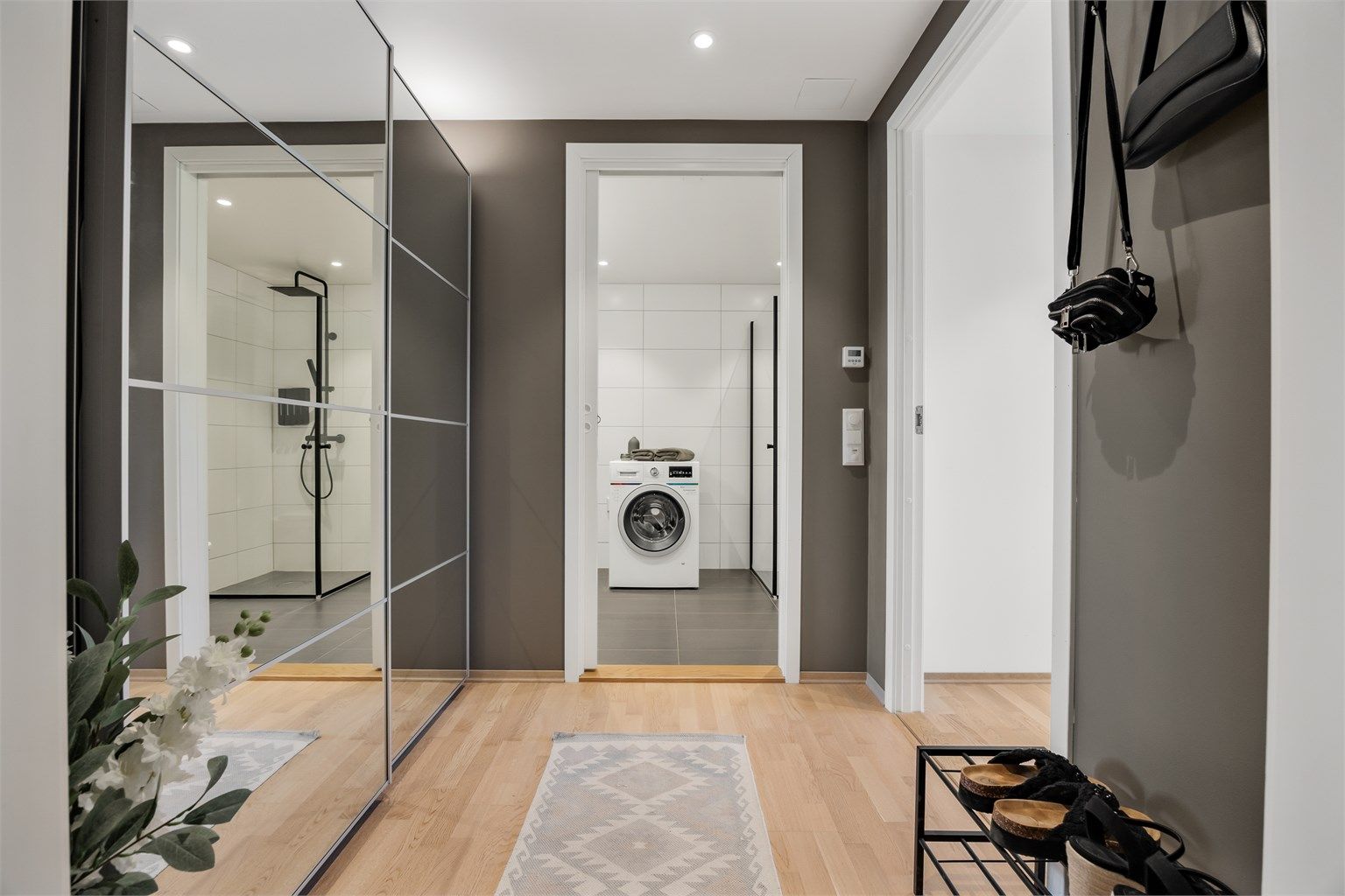 Badet er i tilknytning til entréen. Ellers fører entréen deg videre inn til boligens soverom og stue, med kjøkken.