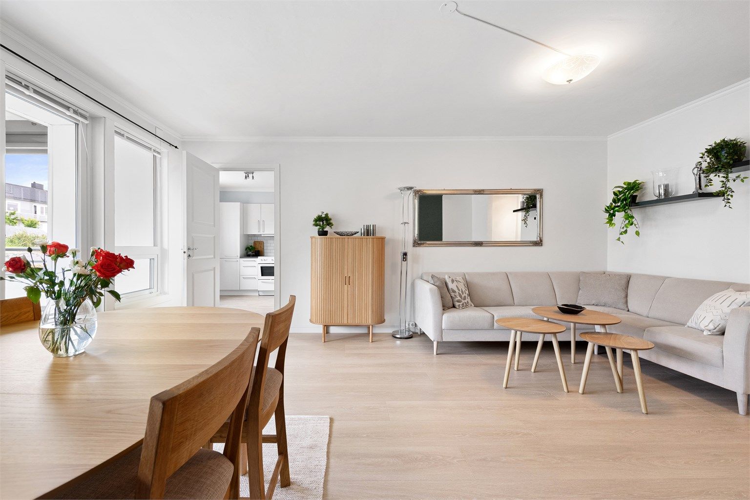 Fra stue/spisestue mot kjøkken. En- stavs laminat på gulv fra 2014. Utgang fra stuen til innglasset balkong på 9 m2