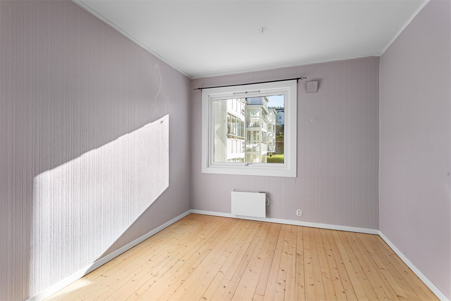 Det andre soverommet har heltregulv og vegger med tapet.