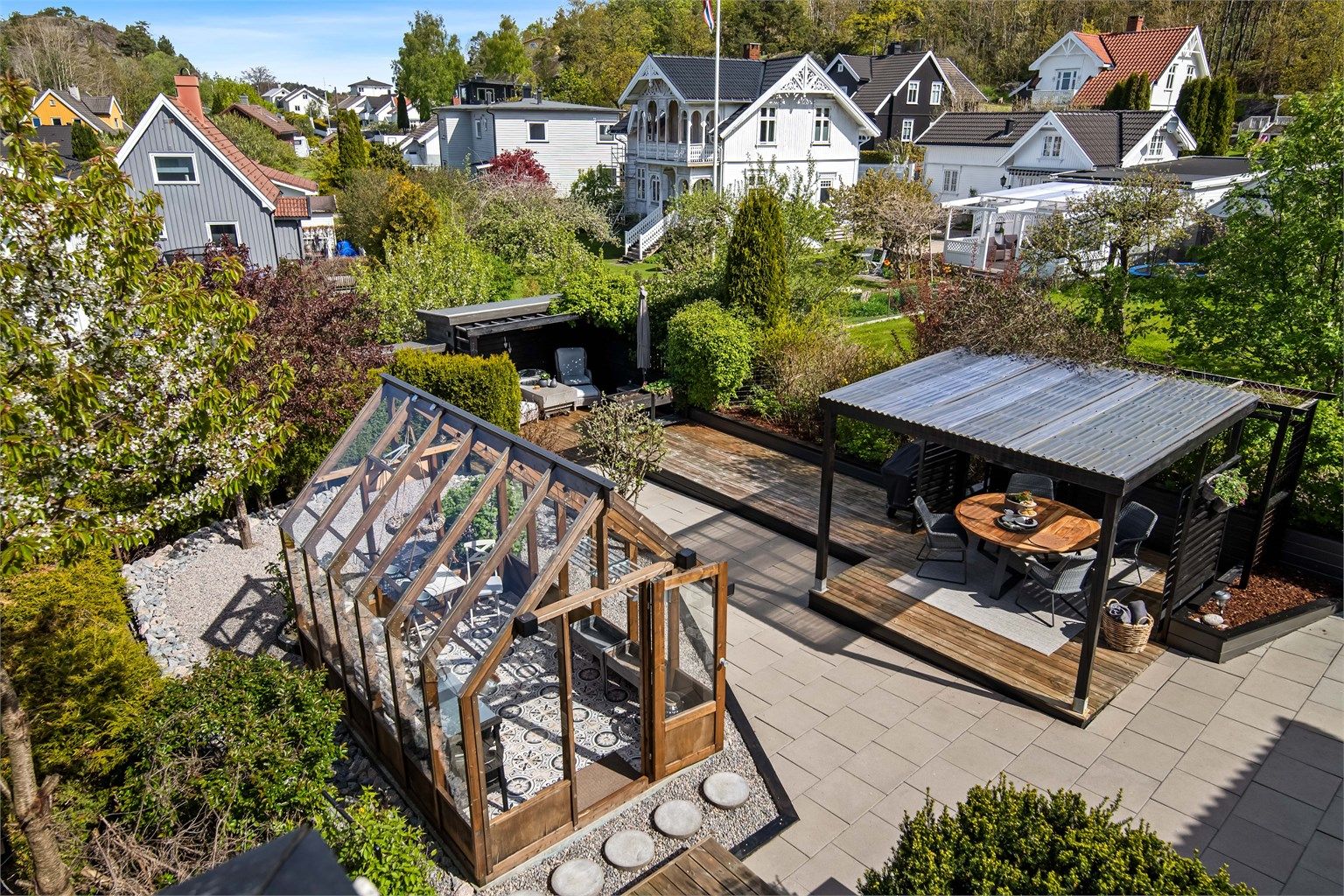 Bakhagen er fint skjermet mot innsyn, og perfekt tilpasset de som har hund da arealet kan lukkes.