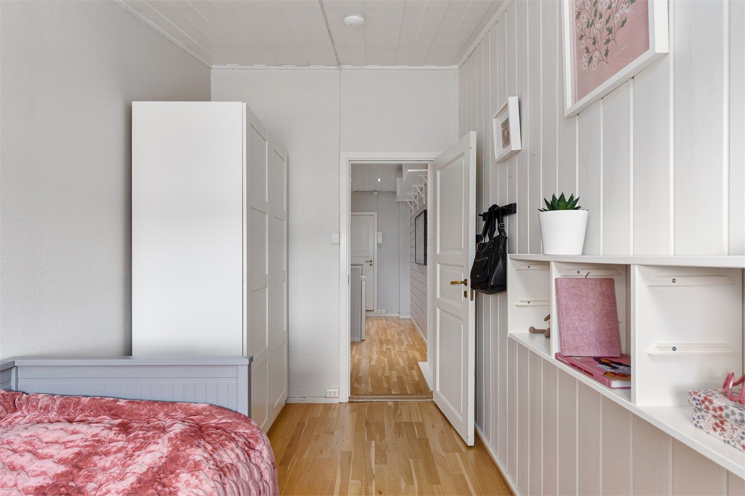 Det medfølger garderobeskap på alle soverommene