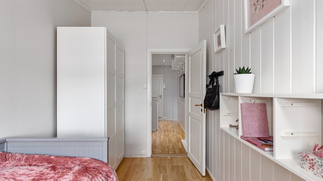 Det medfølger garderobeskap på alle soverommene