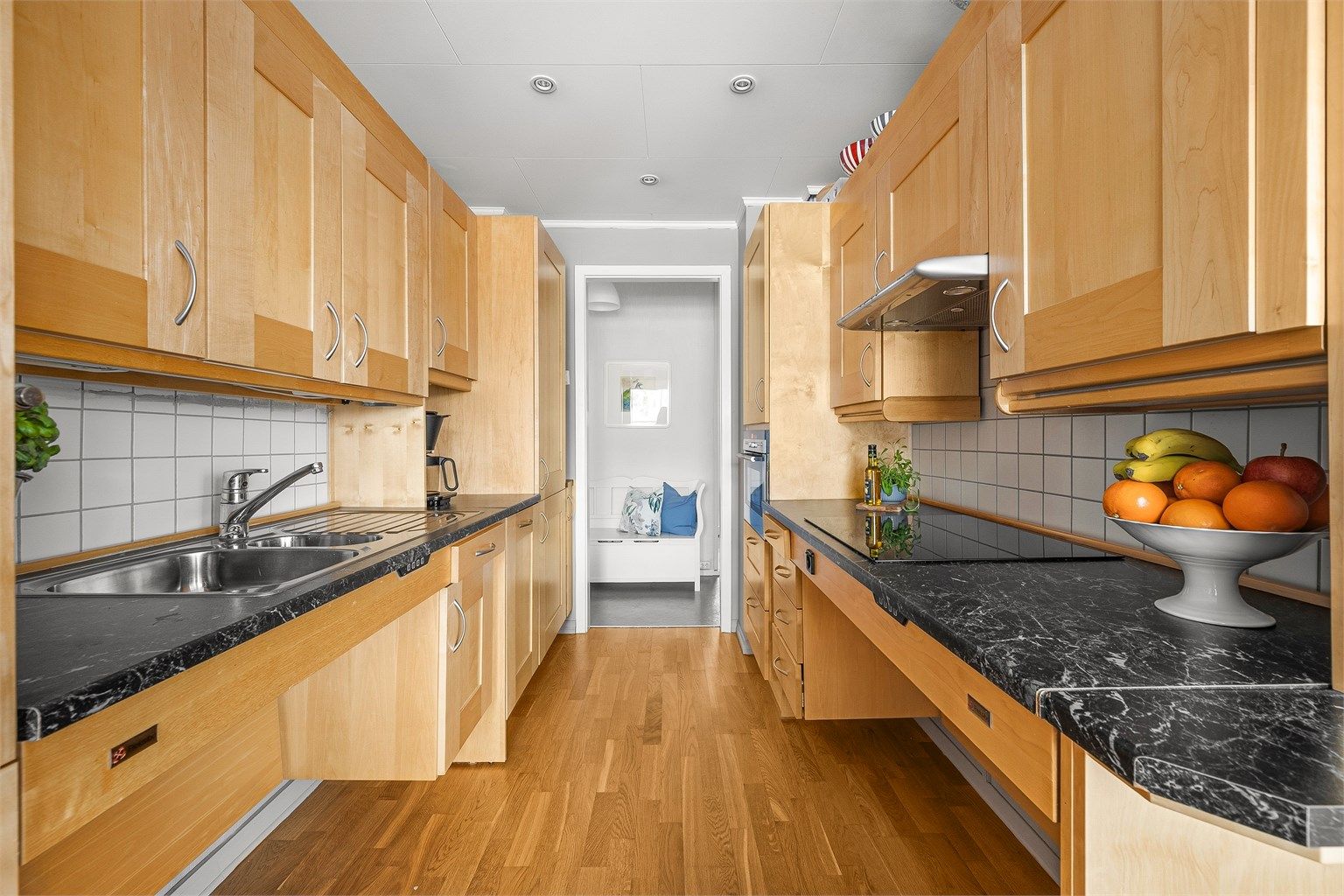 Her er det integrert induksjonstopp, stekeovn, oppvaskmaskin og kjøl/fryseskap.