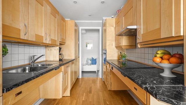 Her er det integrert induksjonstopp, stekeovn, oppvaskmaskin og kjøl/fryseskap.