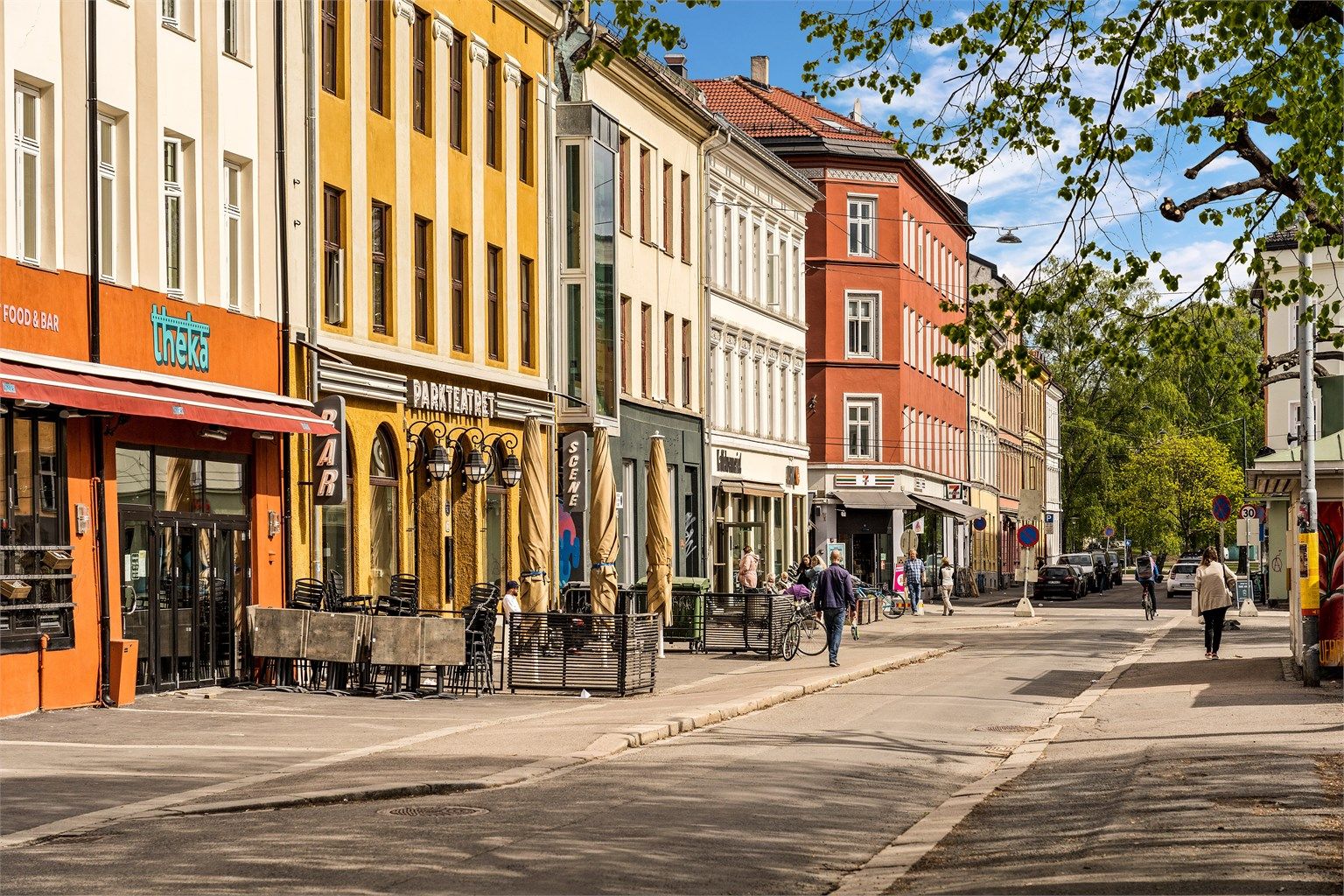 Det er kort vei til Grünerløkkas yrende byliv med en rekke spisesteder, kaféer og nisjebutikker. 