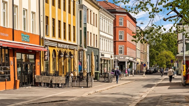 Det er kort vei til Grünerløkkas yrende byliv med en rekke spisesteder, kaféer og nisjebutikker.