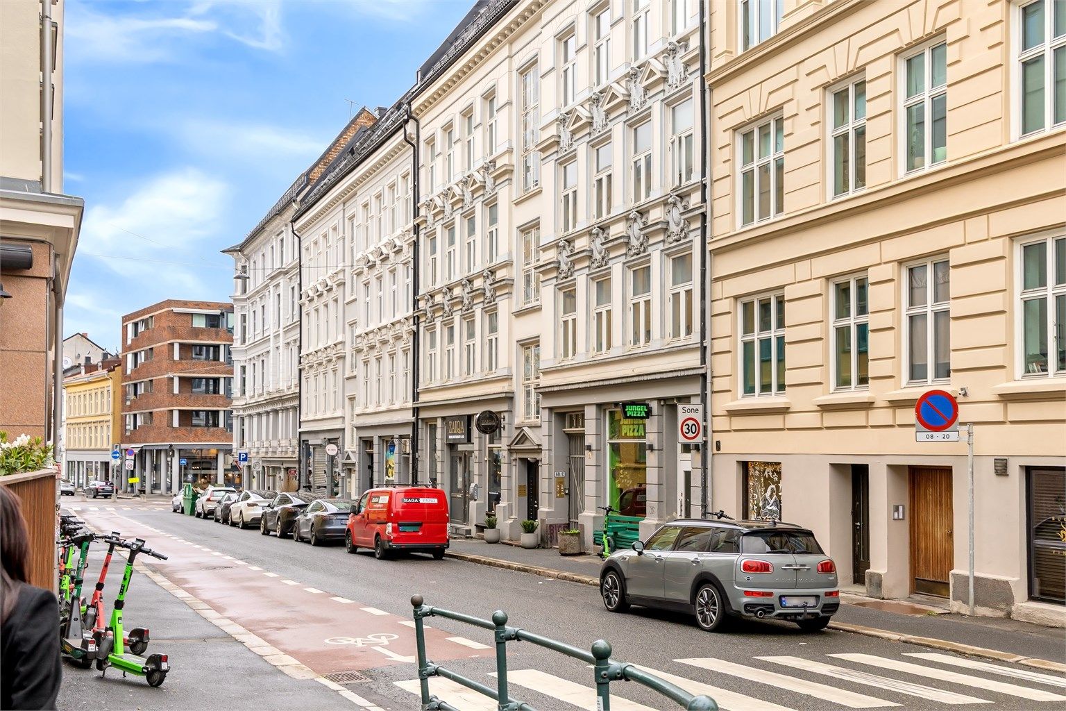 Leiligheten ligger sentralt på St. Hanshaugen, med et rikt utvalg av butikker, kafeer og restauranter rett utenfor døren.