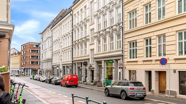 Leiligheten ligger sentralt på St. Hanshaugen, med et rikt utvalg av butikker, kafeer og restauranter rett utenfor døren.