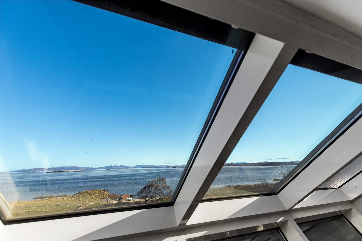 Selv fra takvinduene er sjøutsikten et fremtredende element.