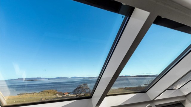 Selv fra takvinduene er sjøutsikten et fremtredende element.