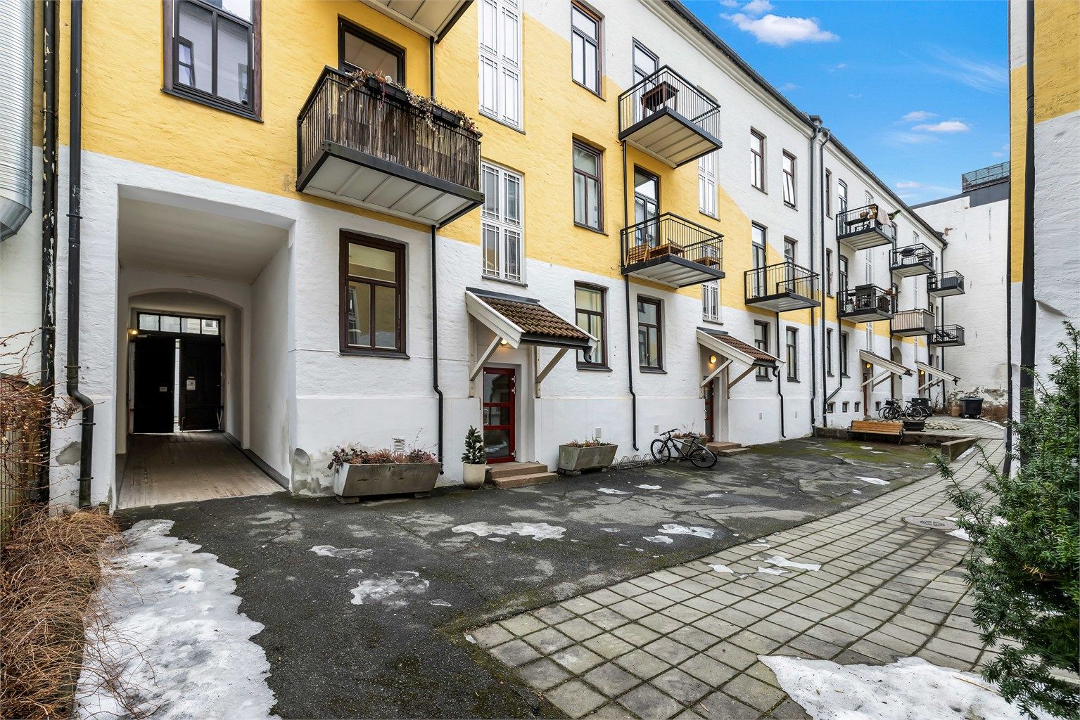 Adkomst til leiligheten via felles, avlåst portrom og oppgang fra bakgården.