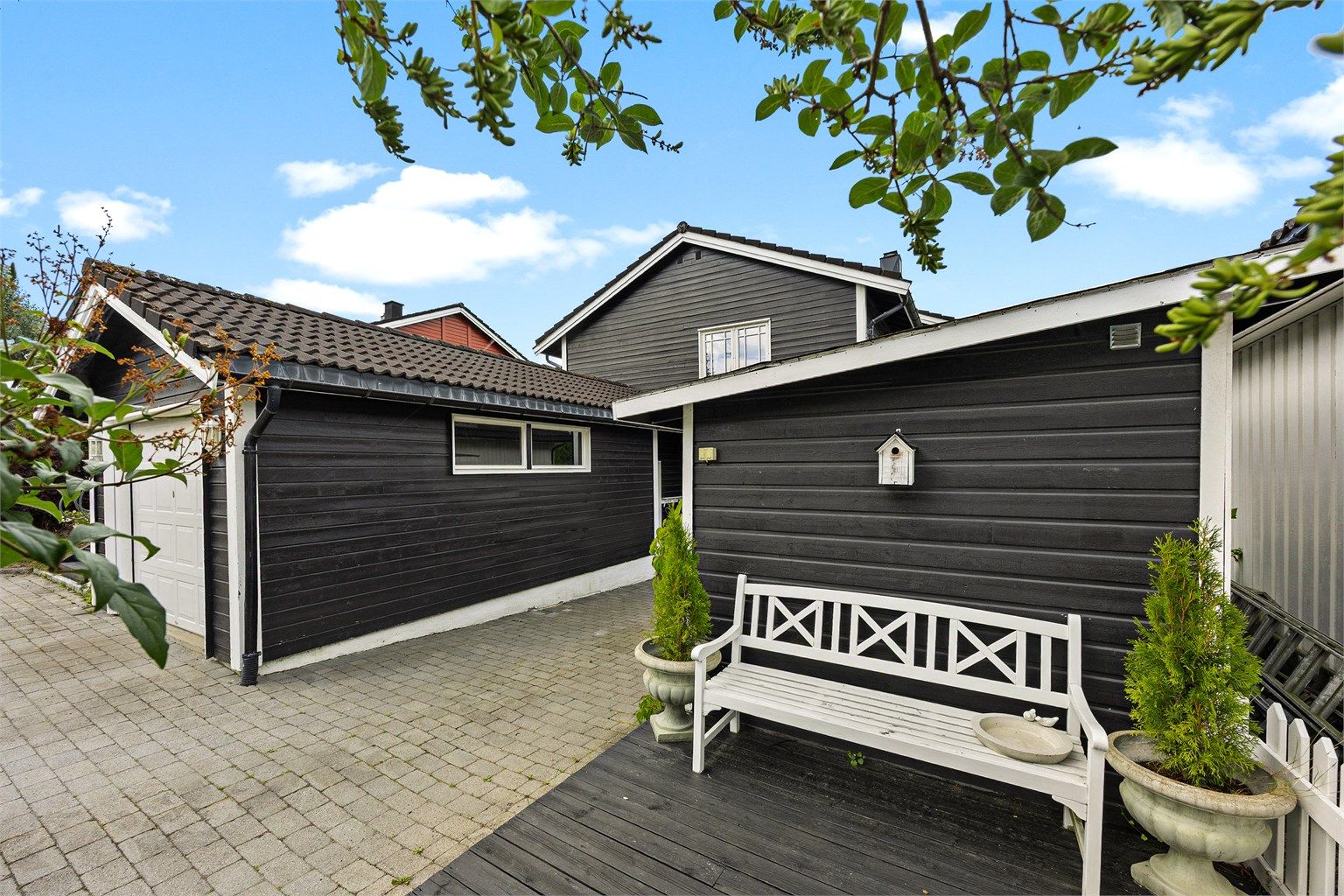 Eiendommen har flere uteplasser og soner.