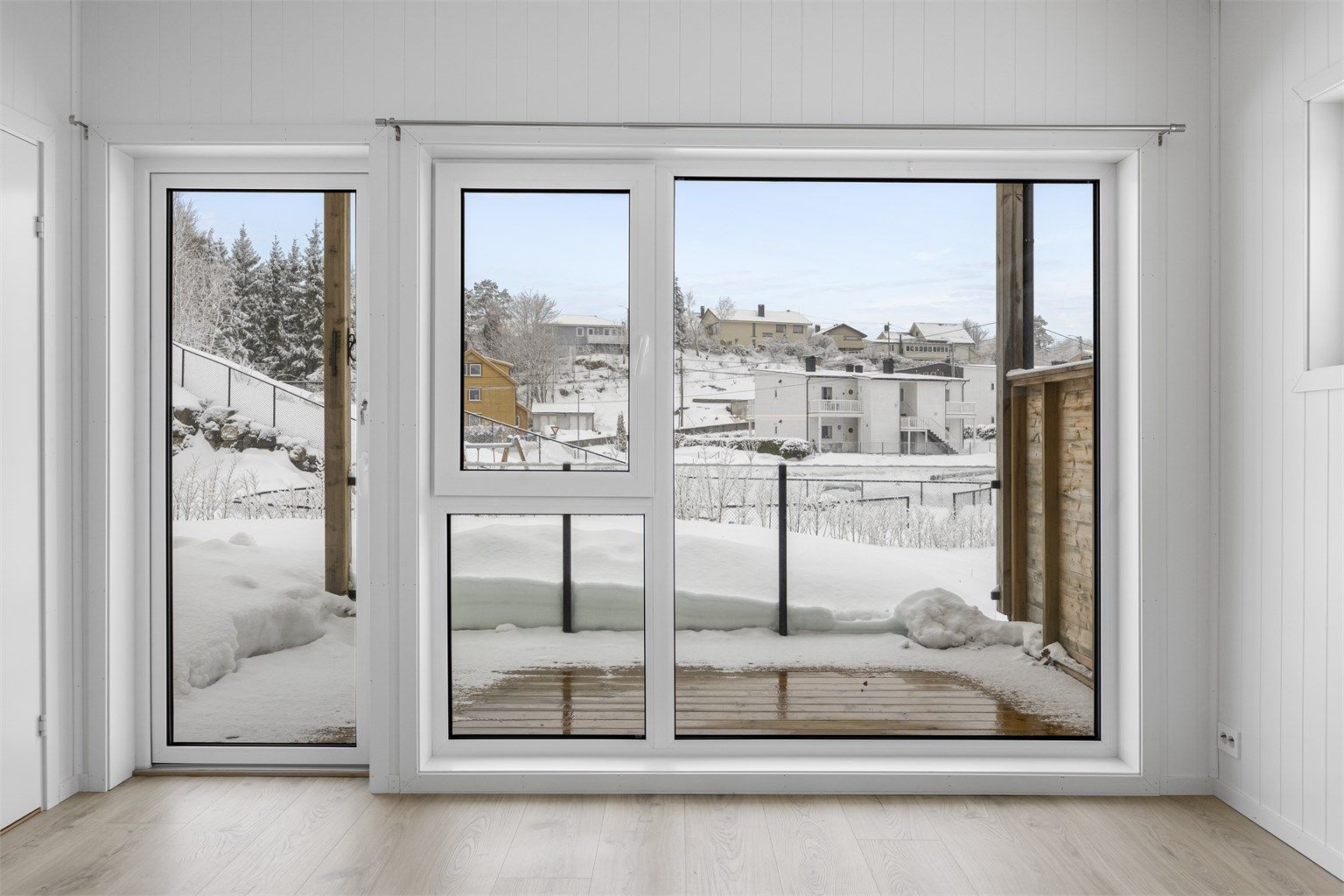 Fin uteplass med glassrekkverk.