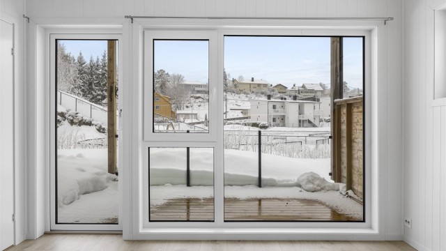Fin uteplass med glassrekkverk.