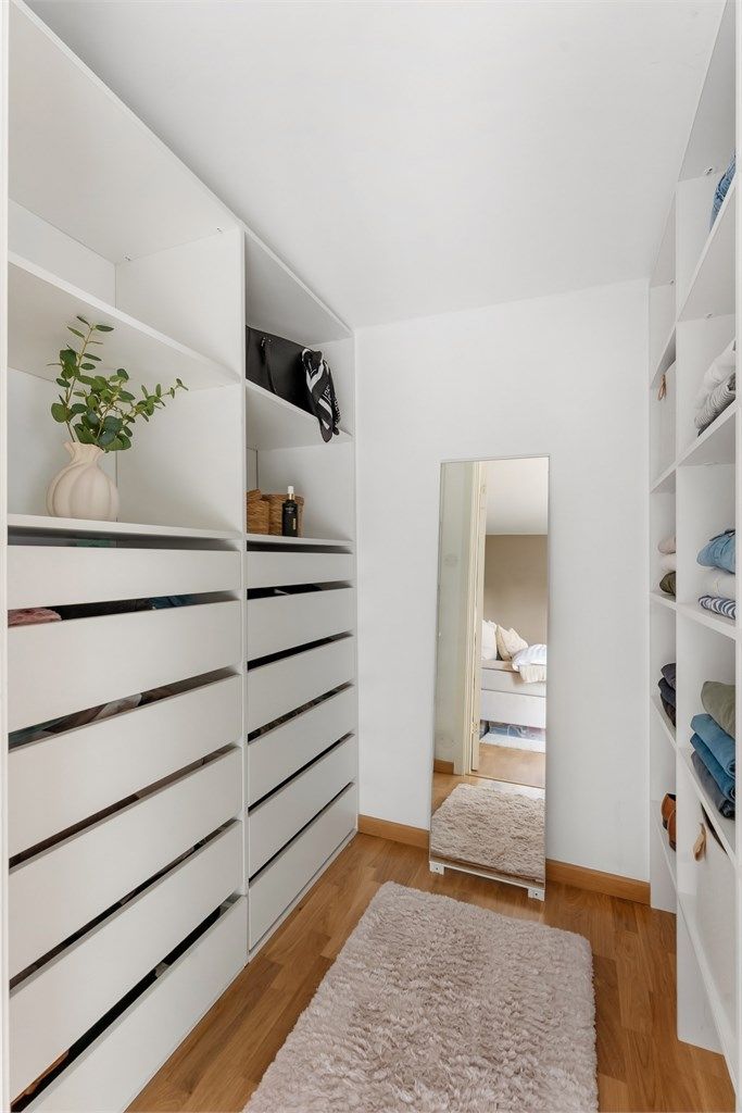 Det er også en praktisk walk-in-garderobe til soverom 1