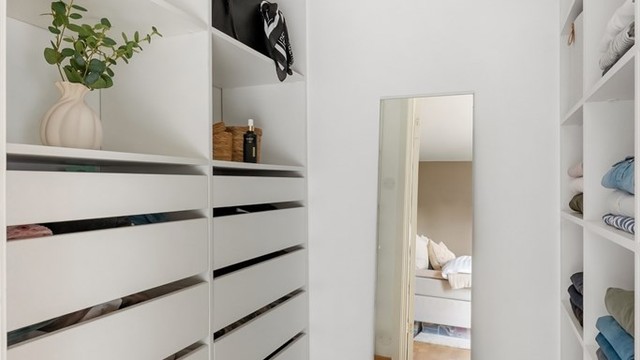 Det er også en praktisk walk-in-garderobe til soverom 1