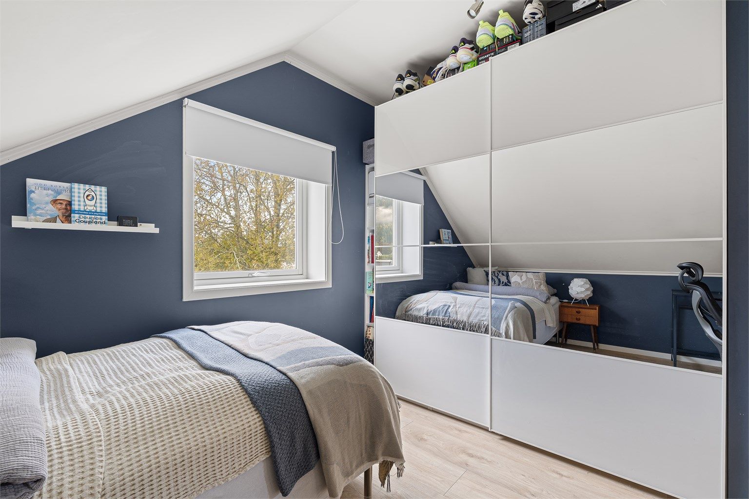 Soverom i andre etasje med skyvedørsgarderobe tilpasset skråtaket.