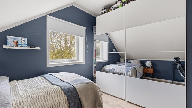 Soverom i andre etasje med skyvedørsgarderobe tilpasset skråtaket.