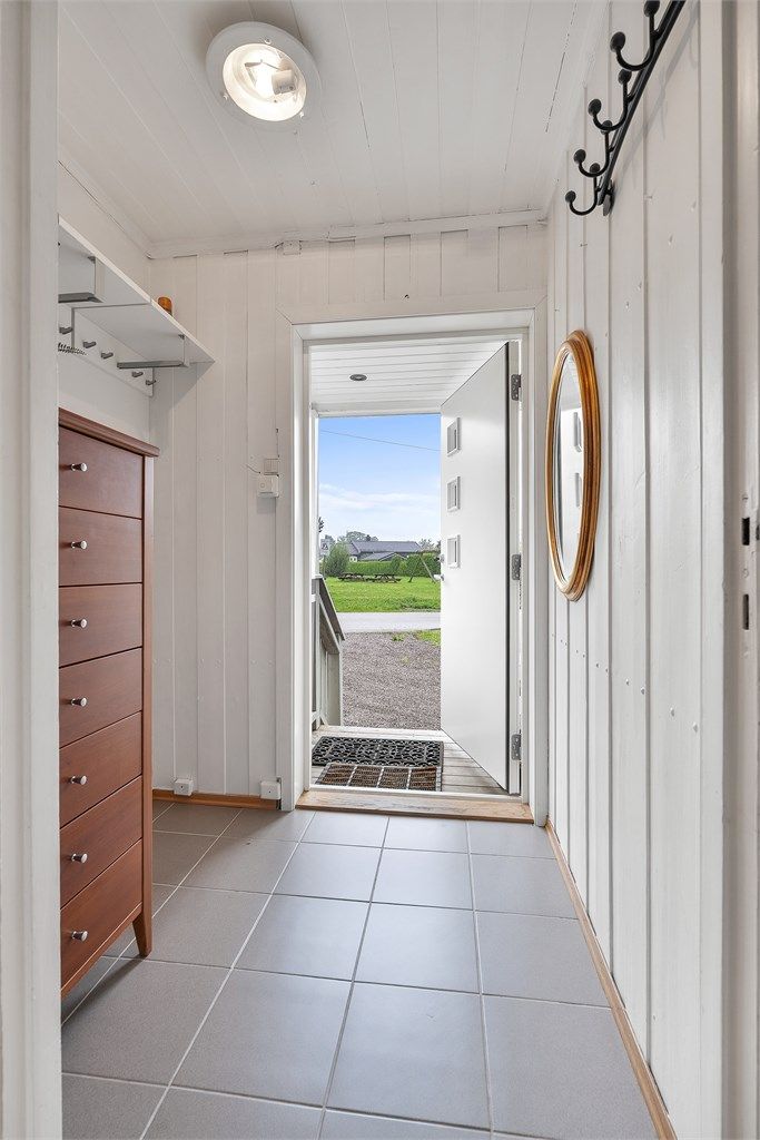 Flislagt entré med gulvvarme - god plass til sko og yttertøy