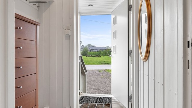 Flislagt entré med gulvvarme - god plass til sko og yttertøy