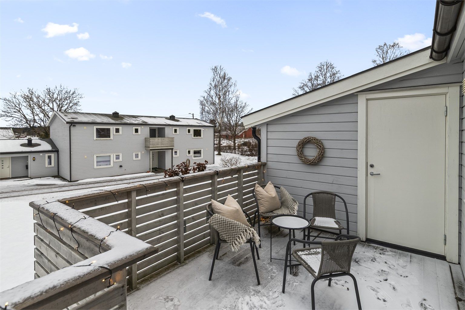 Stor balkong mot sydvest og tilhørende bod