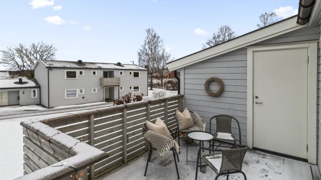 Stor balkong mot sydvest og tilhørende bod