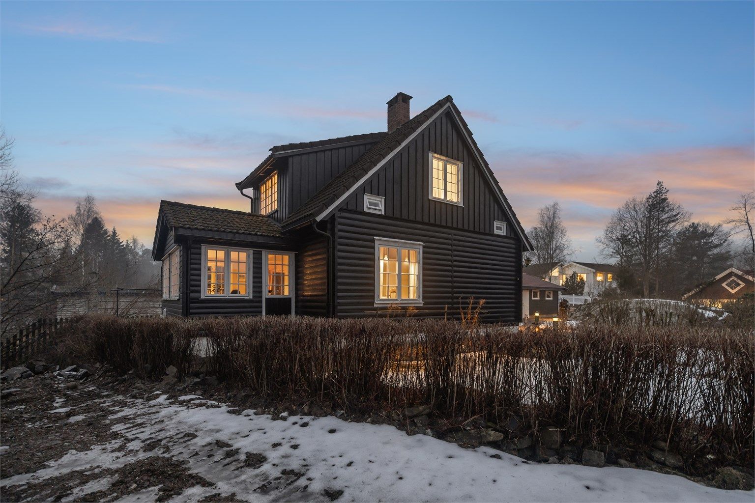 Velkommen til Knuts vei 48! Presentert av eiendomsmegler Anniken Øderud v/Krogsveen Nesodden. Foto Per O. Skjellnan v/Efkt 